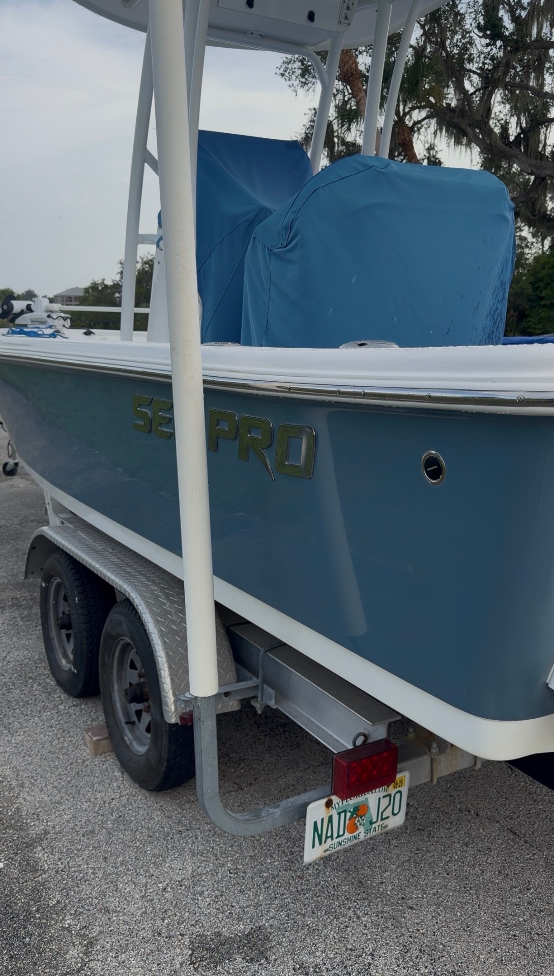 Sea Pro center console with dull, oxidized blue hull before restoration